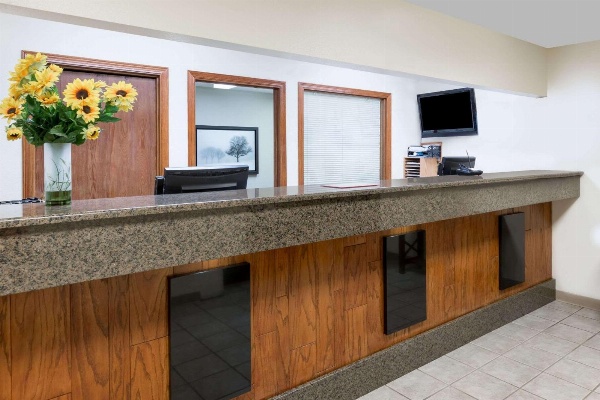 Days Inn & Suites by Wyndham Des Moines Airport image 1