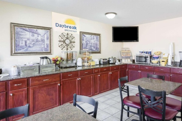 Days Inn & Suites by Wyndham Des Moines Airport image 14