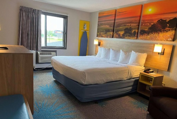 Days Inn & Suites by Wyndham Des Moines Airport image 16