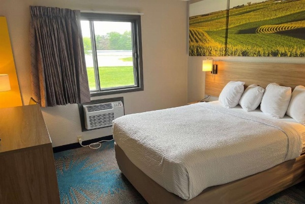 Days Inn & Suites by Wyndham Des Moines Airport image 18