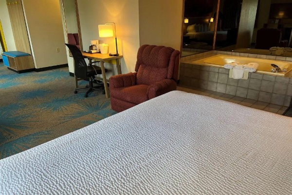 Days Inn & Suites by Wyndham Des Moines Airport image 19