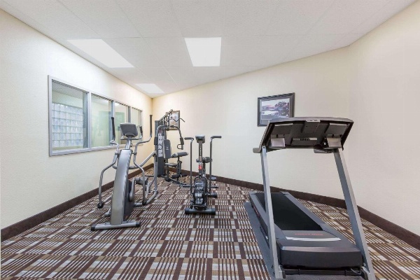 Days Inn & Suites by Wyndham Des Moines Airport image 3
