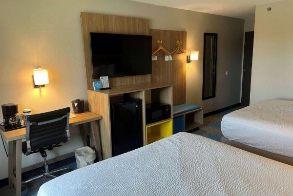 Days Inn & Suites by Wyndham Des Moines Airport image 30