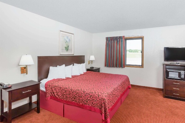 Days Inn & Suites by Wyndham Des Moines Airport image 6